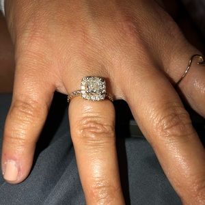 Cushion cut diamond ring